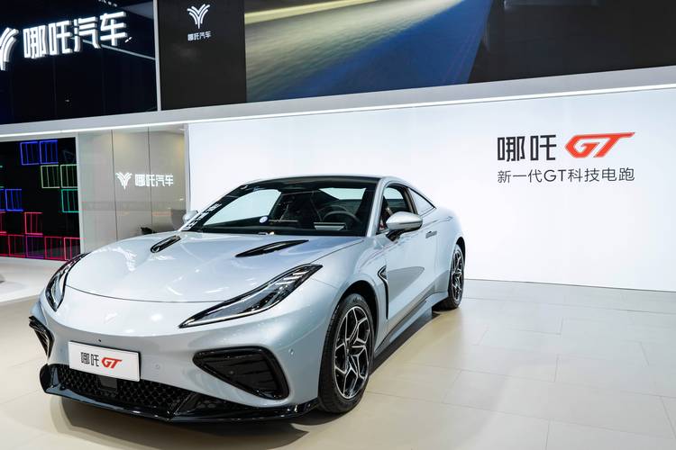 东莞345哪吒汽车在智能汽车领域的表现，领途汽车在新能源汽车市场中的影响力